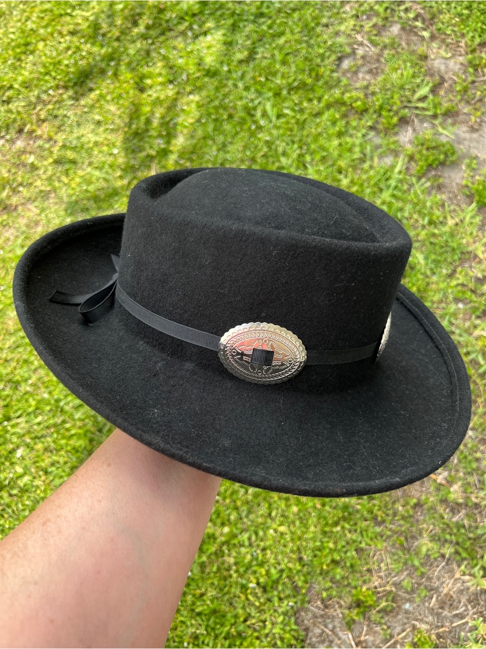 Black Felt Western Cowboy Ranch Hat with Silver Tone Conchos - Picture 4 of 12